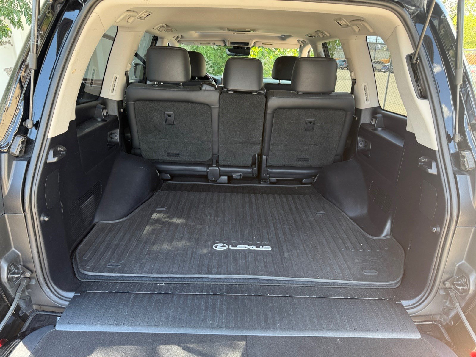 Used 2020 Lexus LX 570 4WD w/ Luxury Package image 32