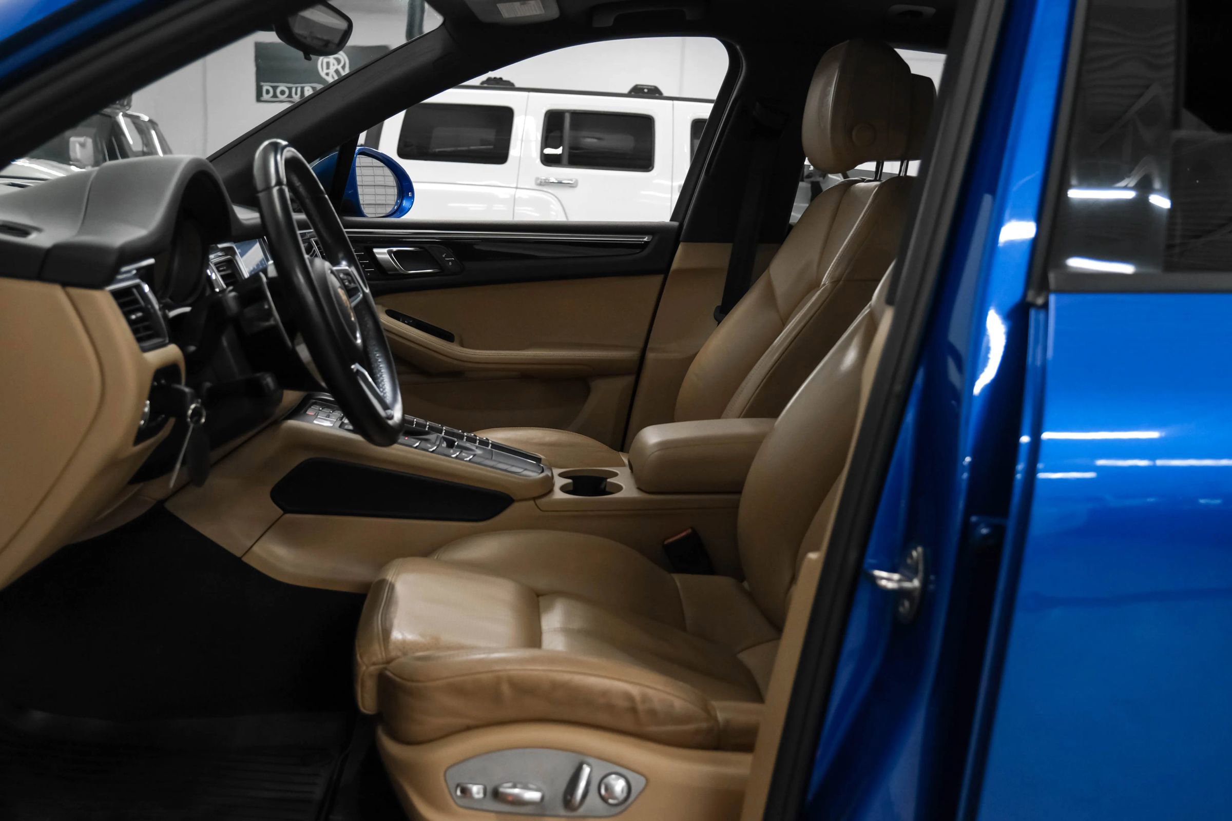 Used 2017 Porsche Macan AWD/4WD image 3