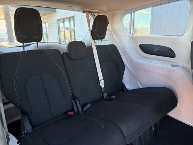 Used 2022 Chrysler Voyager LX image 17