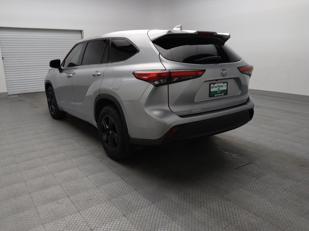 Used 2021 Toyota Highlander LE AWD/4WD image 5