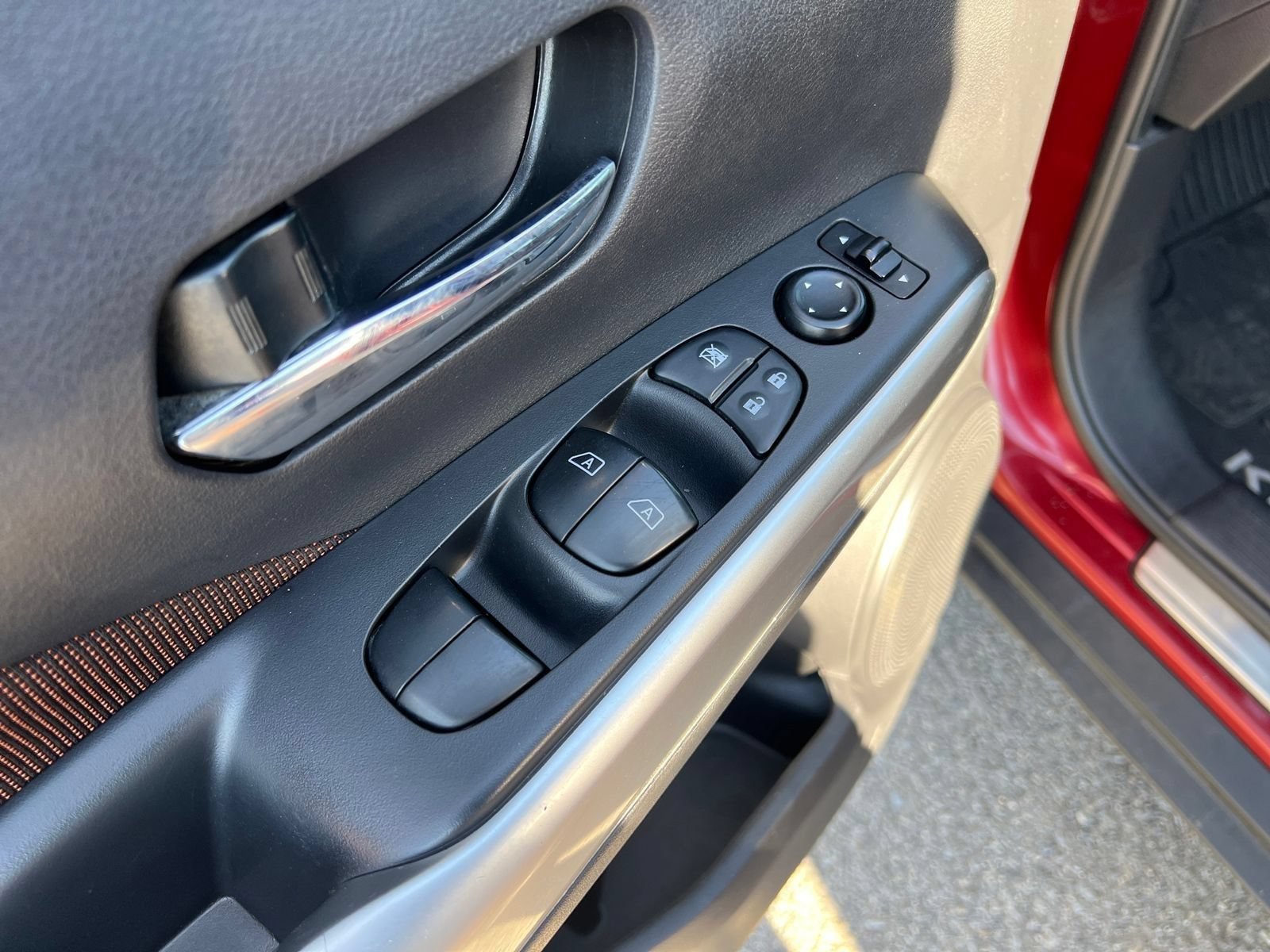 Used 2019 Nissan Kicks SR w/ Interior Electronics Package FWD image 19