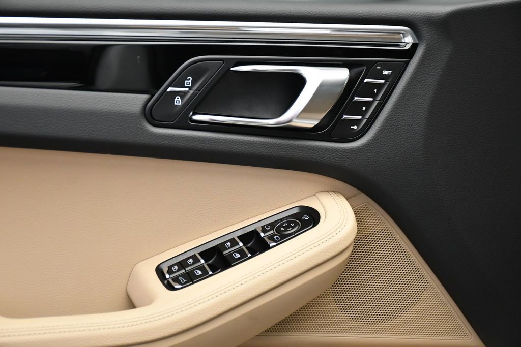 Certified 2025 Porsche Macan Turbo image 35