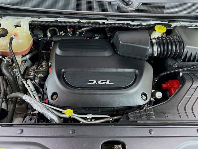 Used 2018 Chrysler Pacifica Touring-L Plus w/ Tire & Wheel Group image 32