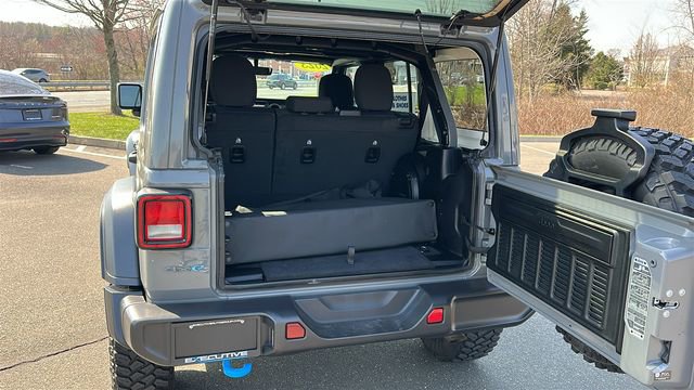 Used 2023 Jeep Wrangler Unlimited w/ Sun & Screen Package image 24