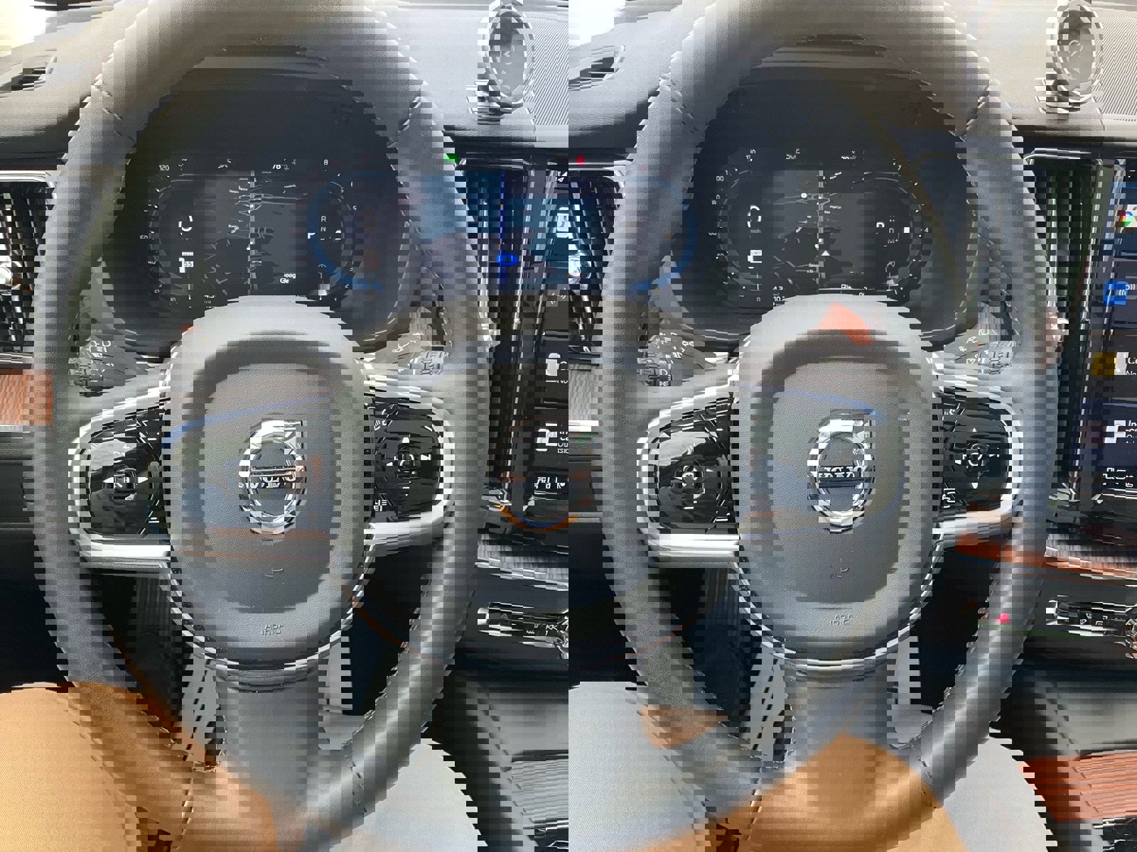 Used 2024 Volvo XC60 B5 Plus w/ Protection Package Premier image 17