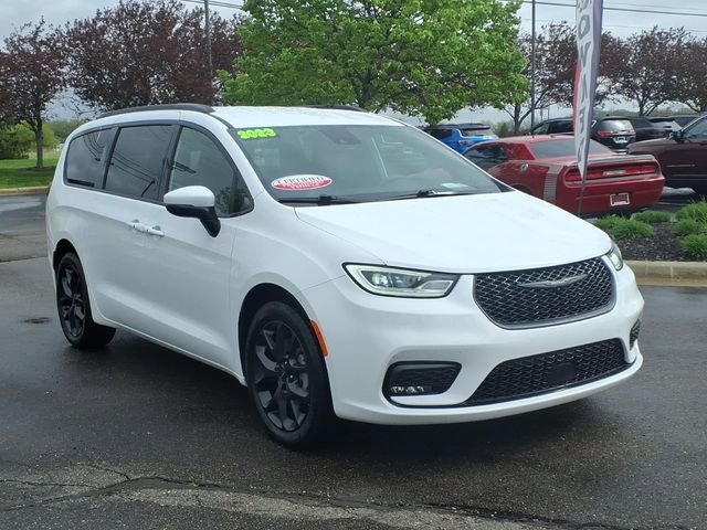 Certified 2023 Chrysler Pacifica Touring-L w/ S Appearance Package AWD/4WD image 3