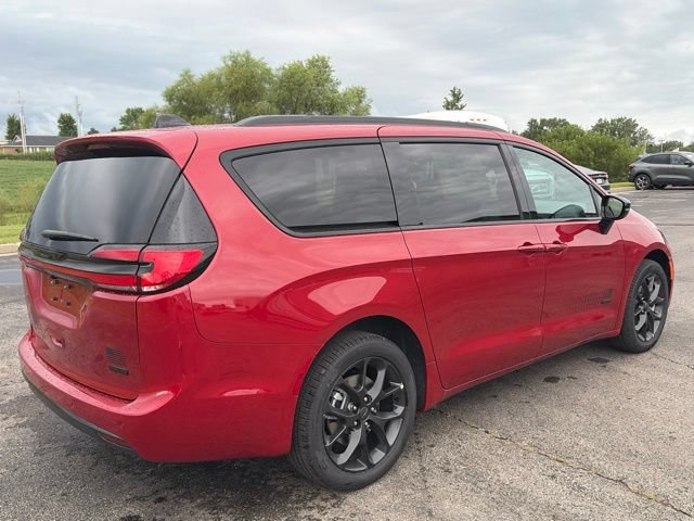 New 2027 Chrysler Pacifica Select AWD/4WD image 6