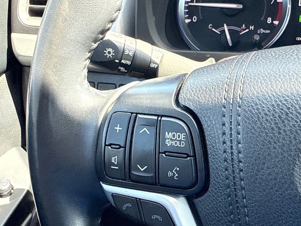 Used 2019 Toyota Highlander XLE image 26