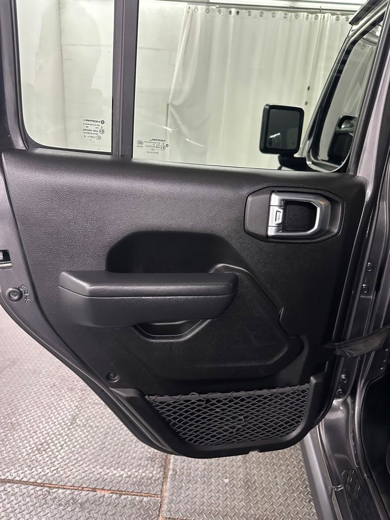 Used 2022 Jeep Gladiator Willys image 31