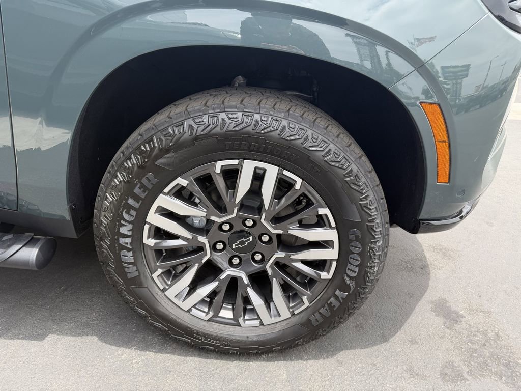 New 2026 Chevrolet Suburban Z71 w/ Comfort Package AWD/4WD image 9