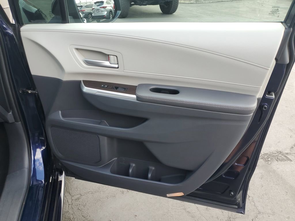 Used 2022 Toyota Sienna XLE image 34