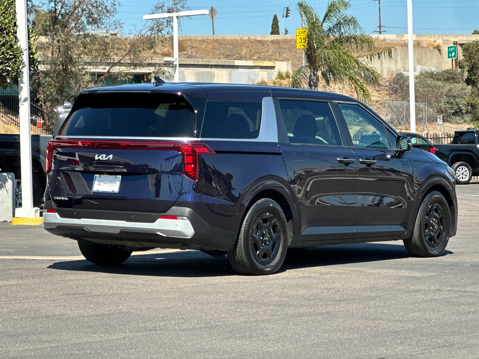 Used 2026 Kia Carnival FWD image 5