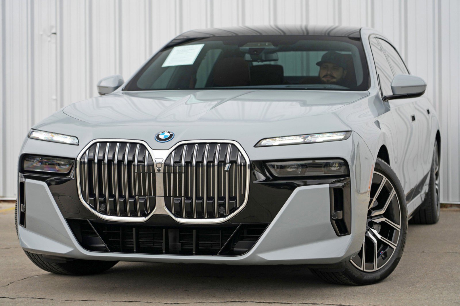 Used 2023 BMW i7 xDrive60 w/ Executive Package 2 image 3