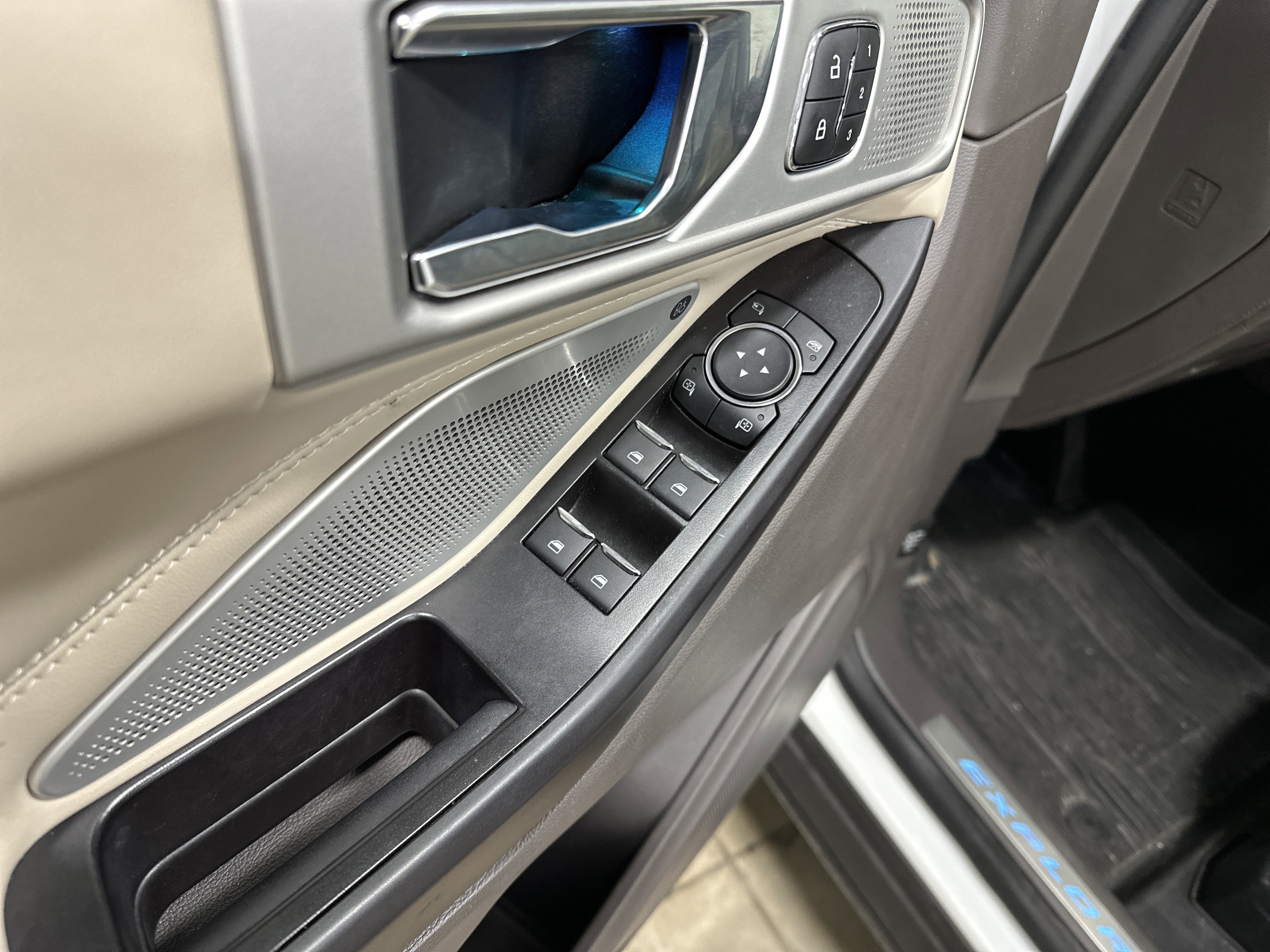 Used 2020 Ford Explorer Platinum w/ Premium Technology Package image 15