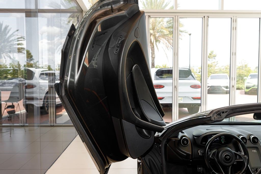 Used 2019 McLaren 570S Spider RWD image 22
