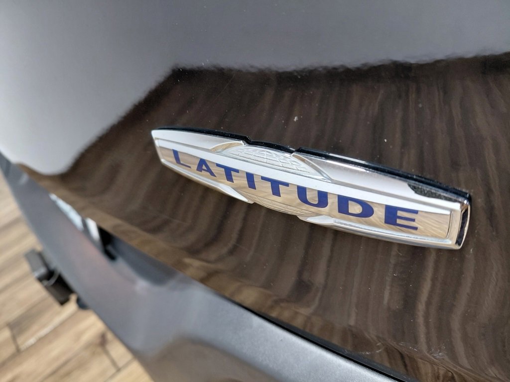 Used 2018 Jeep Cherokee Latitude Plus w/ Cold Weather Group image 21