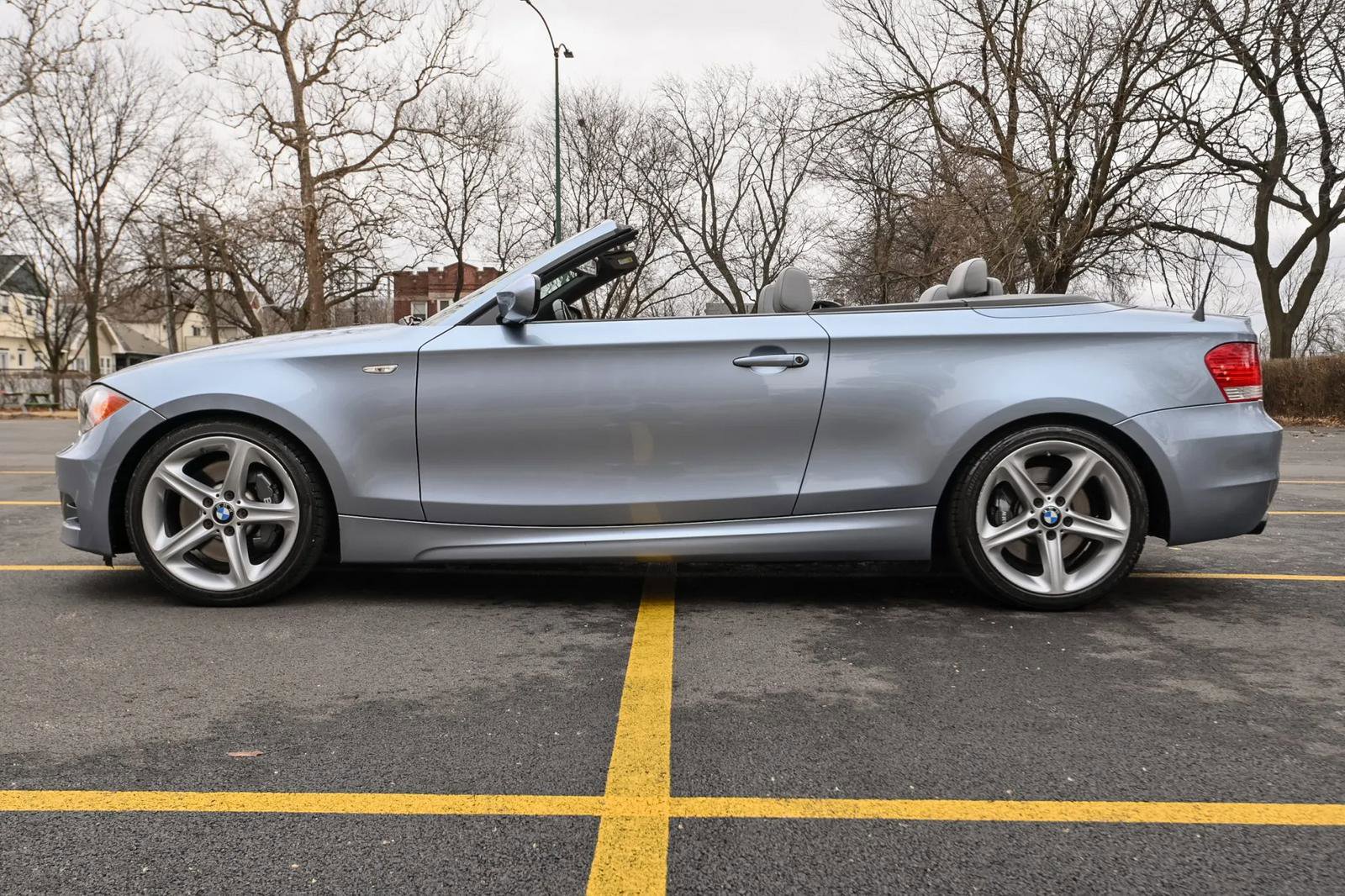 Used 2010 BMW 135i Convertible image 2