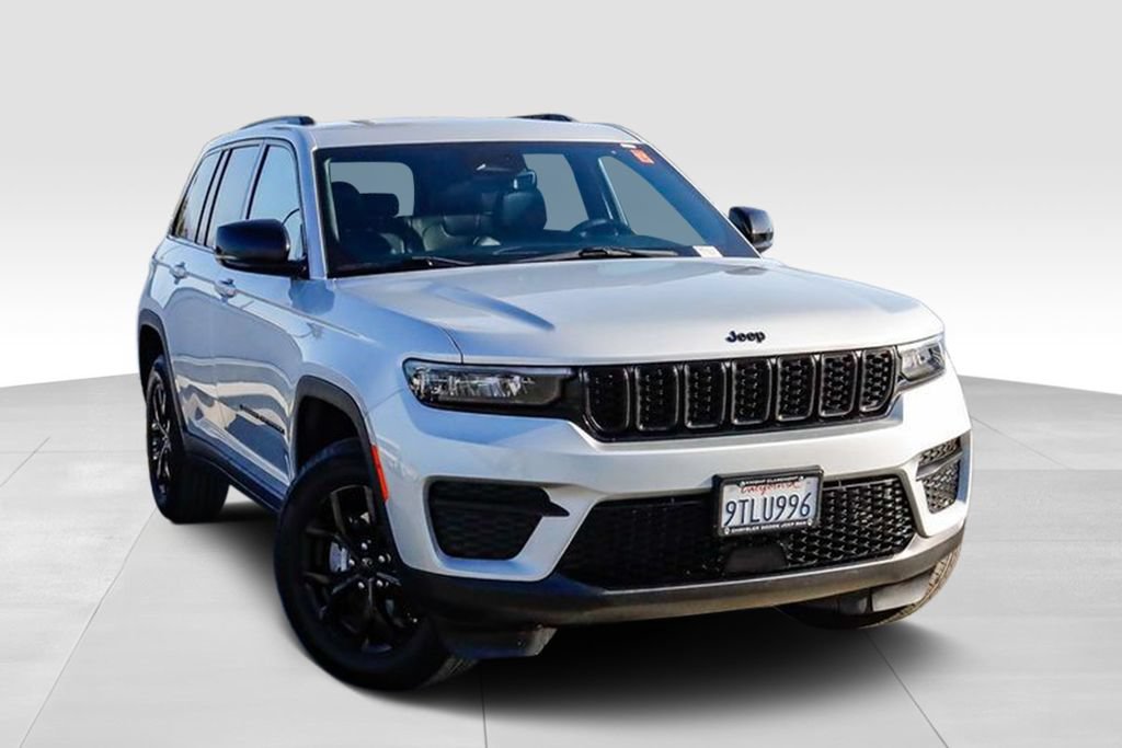 Used 2025 Jeep Grand Cherokee Altitude AWD/4WD image 2