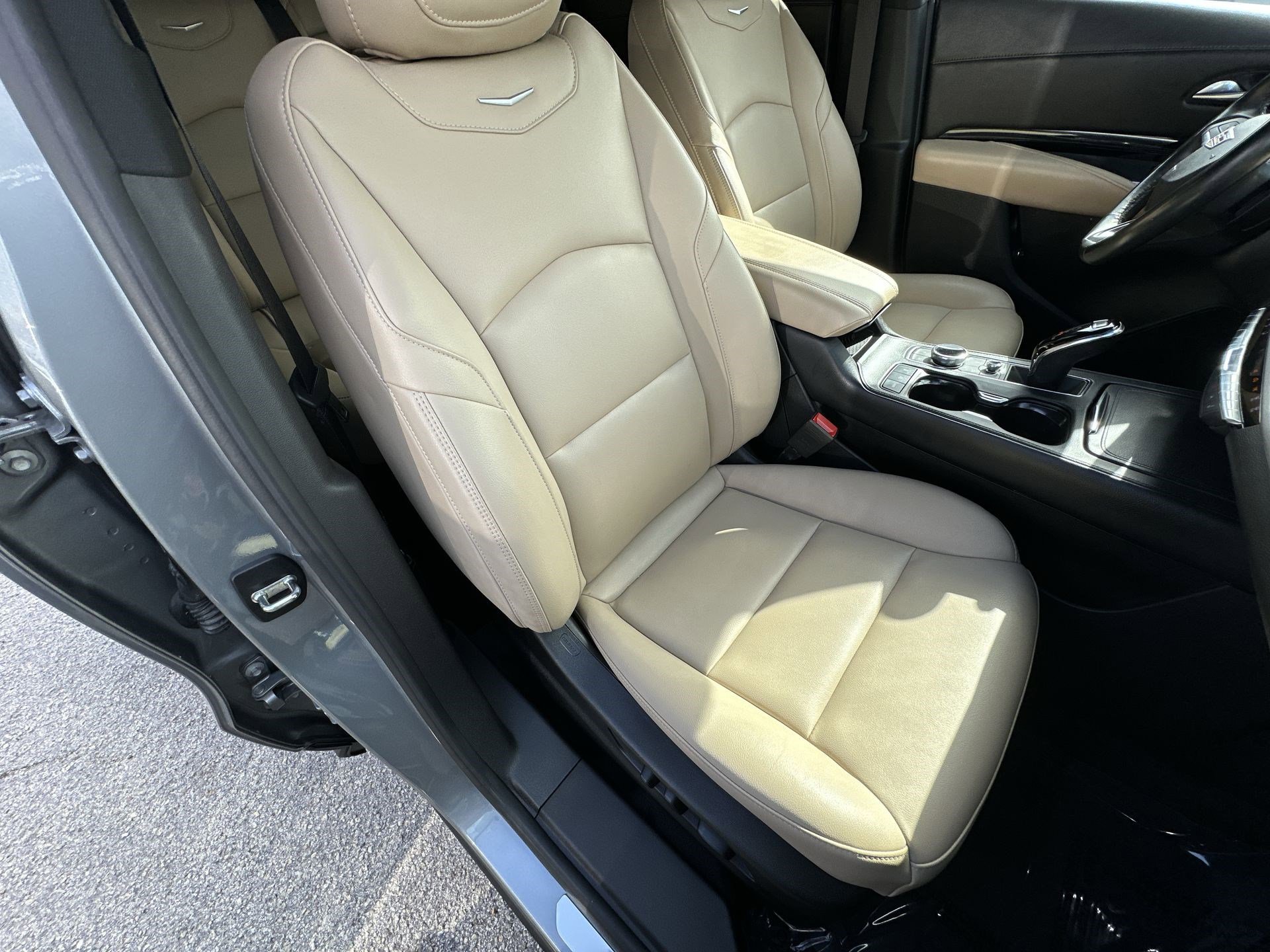 Used 2024 Cadillac XT4 Luxury w/ Cold Weather Package image 28