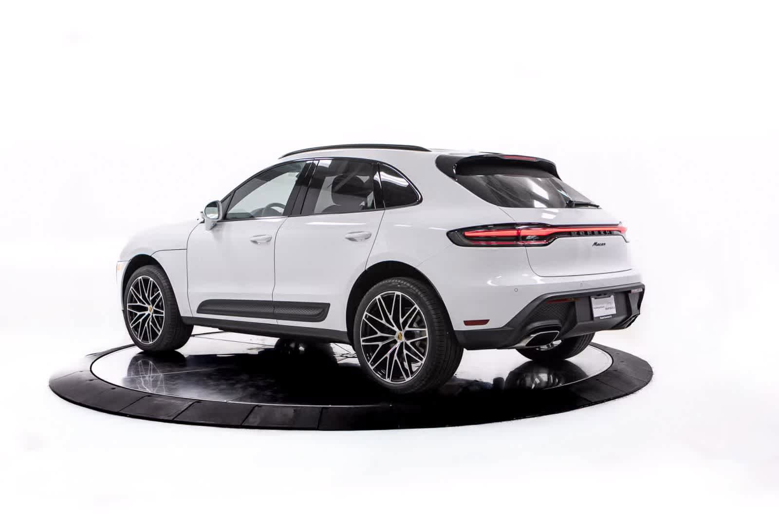 Used 2026 Porsche Macan AWD/4WD image 3