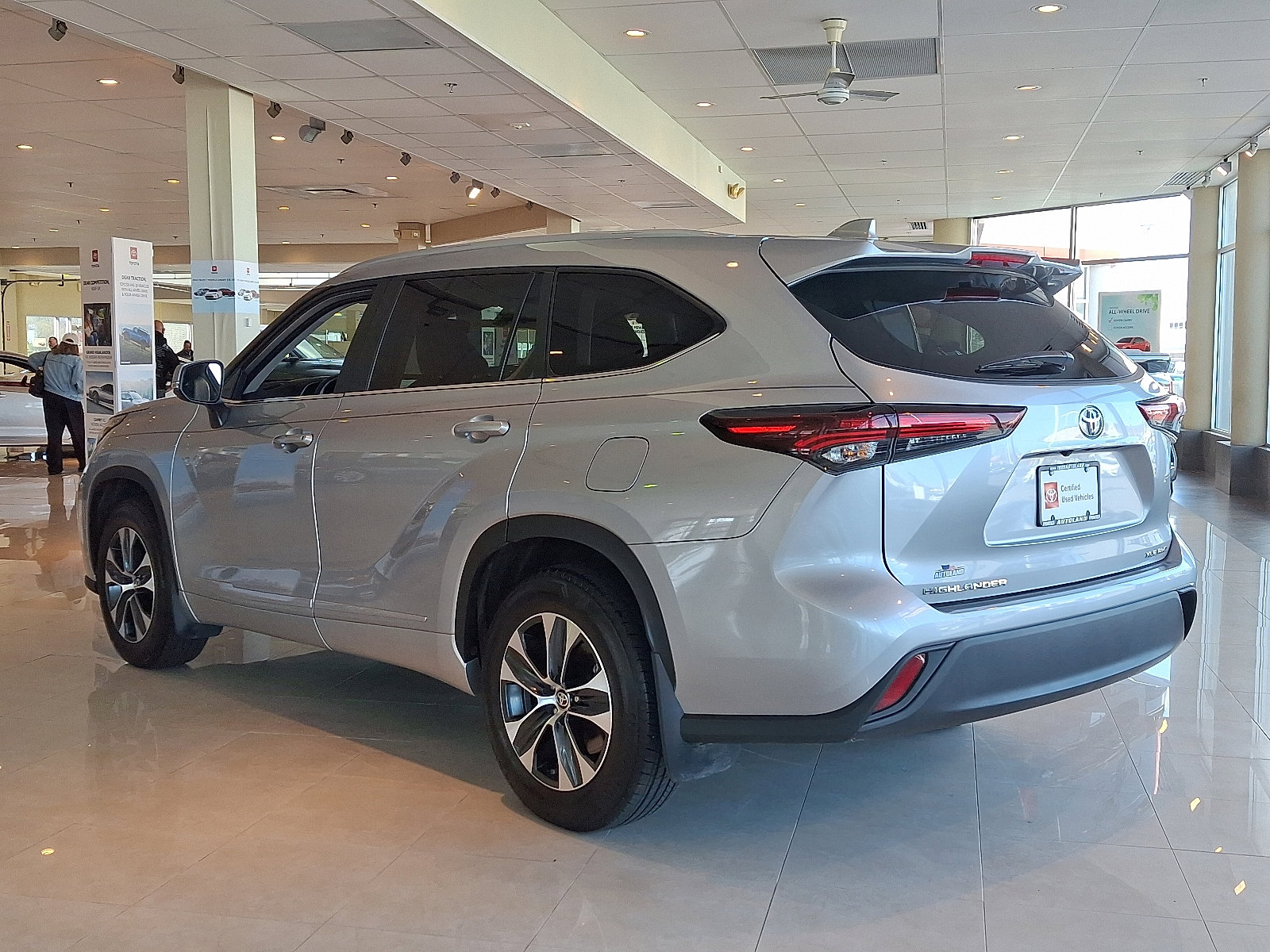 Certified 2025 Toyota Highlander XLE image 5