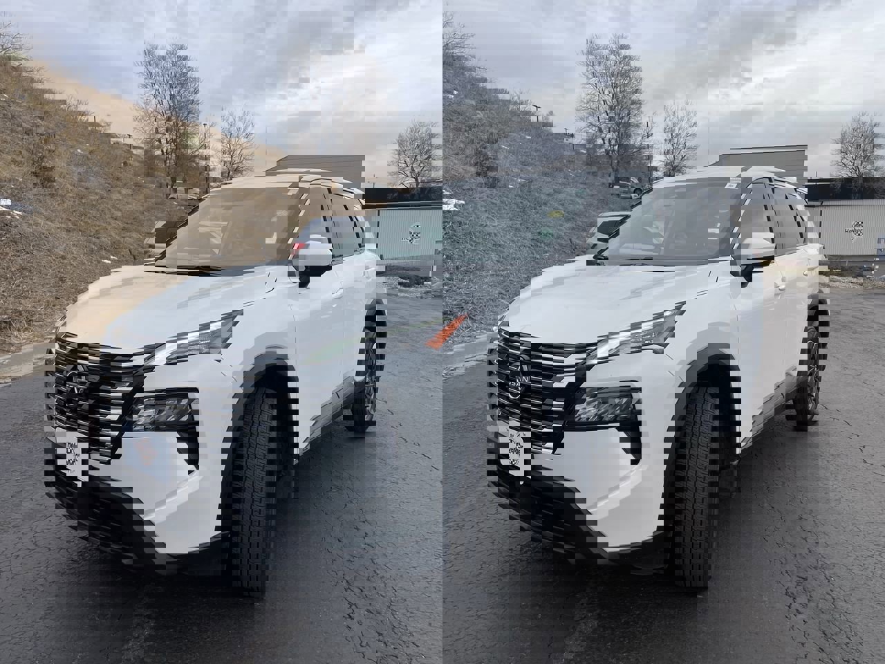 Used 2024 Nissan Rogue SV image 3