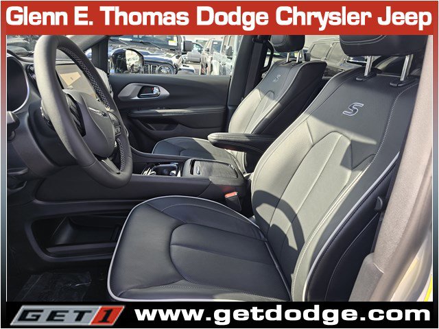 New 2026 Chrysler Pacifica Limited w/ Uconnect Theater Family Group FWD image 9