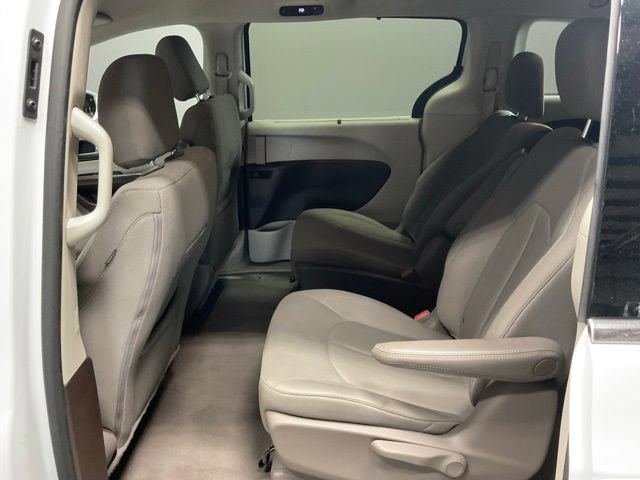 Used 2021 Chrysler Pacifica Touring FWD image 18