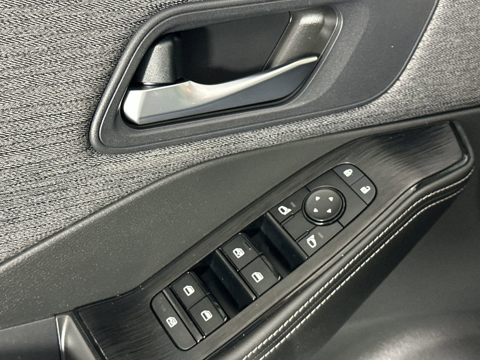 Used 2022 Nissan Rogue SV image 13