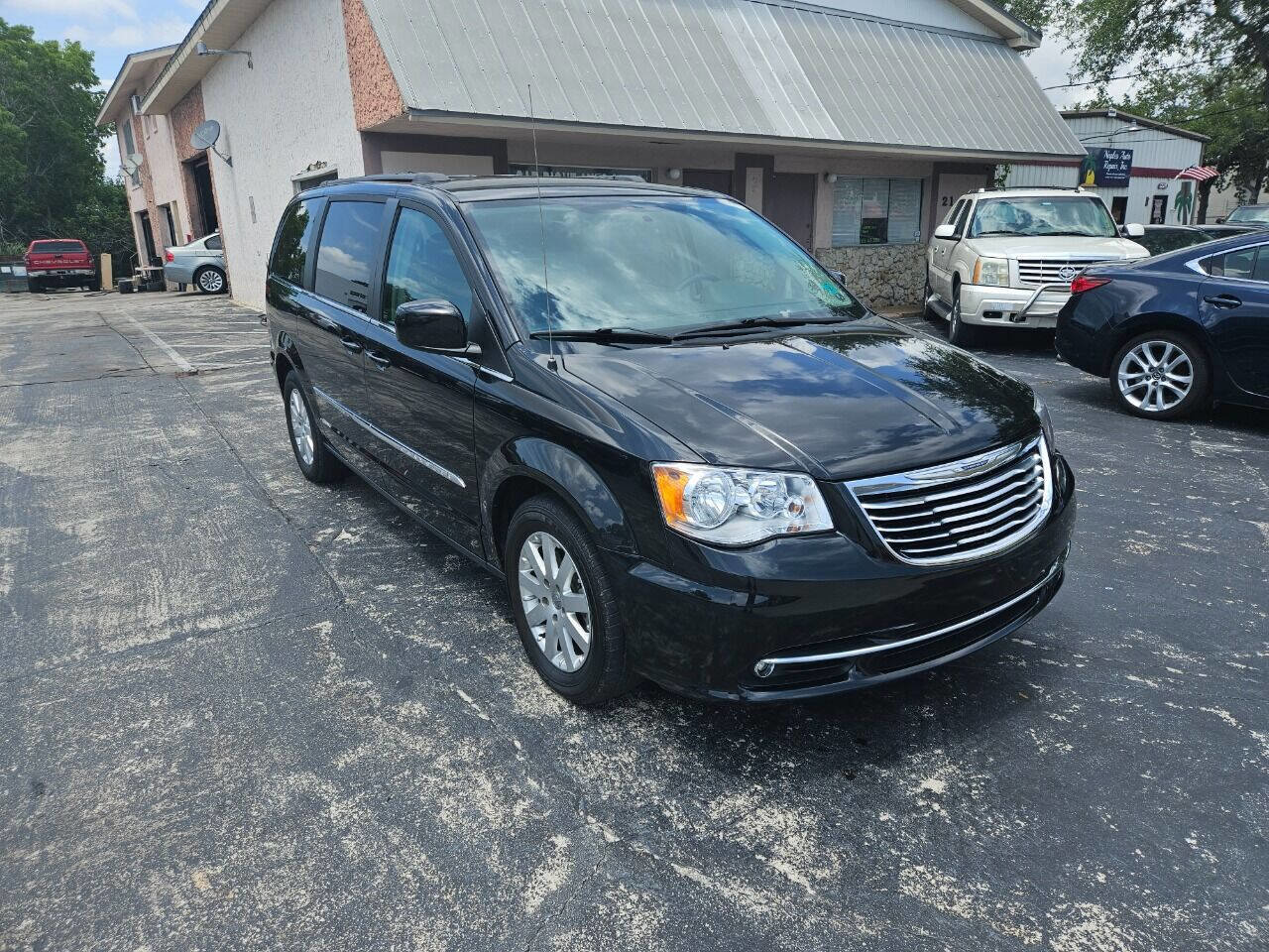 Used 2015 Chrysler Town & Country Touring FWD image 2