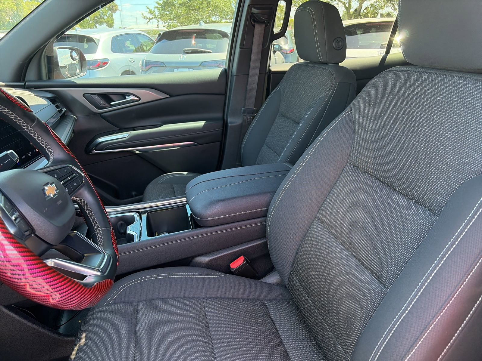 Used 2025 Chevrolet Traverse LT FWD image 12
