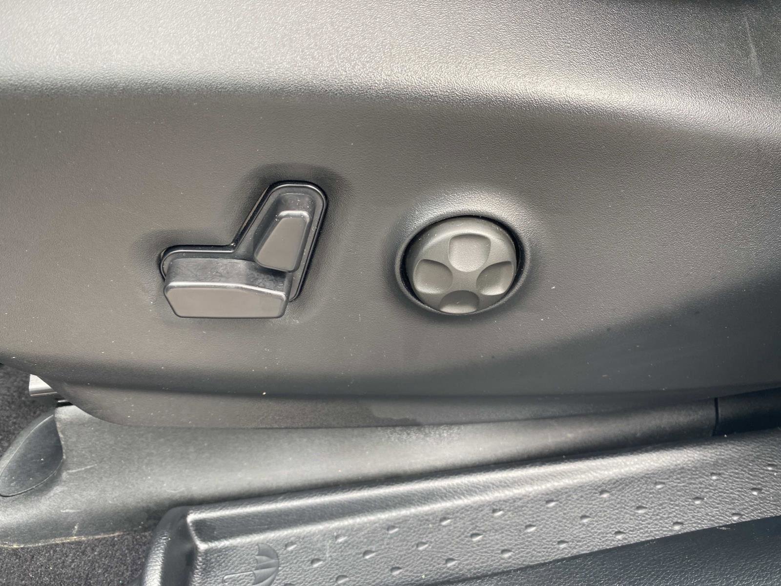Certified 2025 Chrysler Pacifica Select FWD image 23