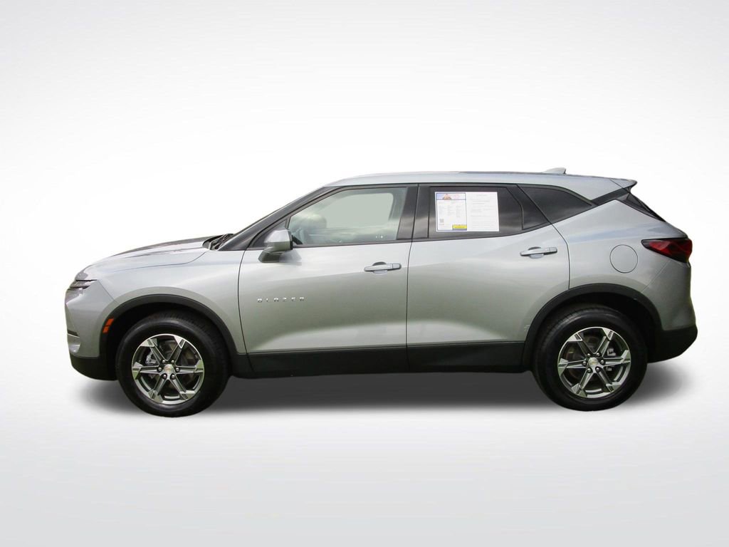 Used 2023 Chevrolet Blazer LT image 2