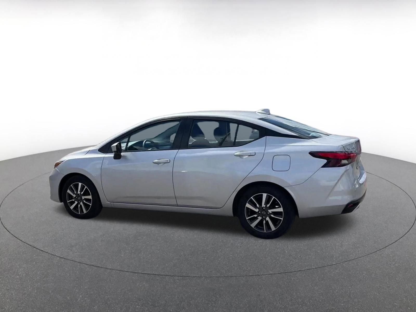 Used 2025 Nissan Versa SV image 9