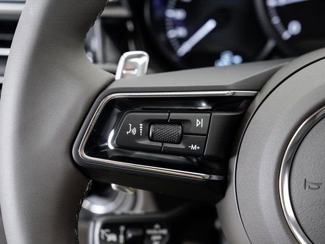 Certified 2025 Porsche Macan image 14