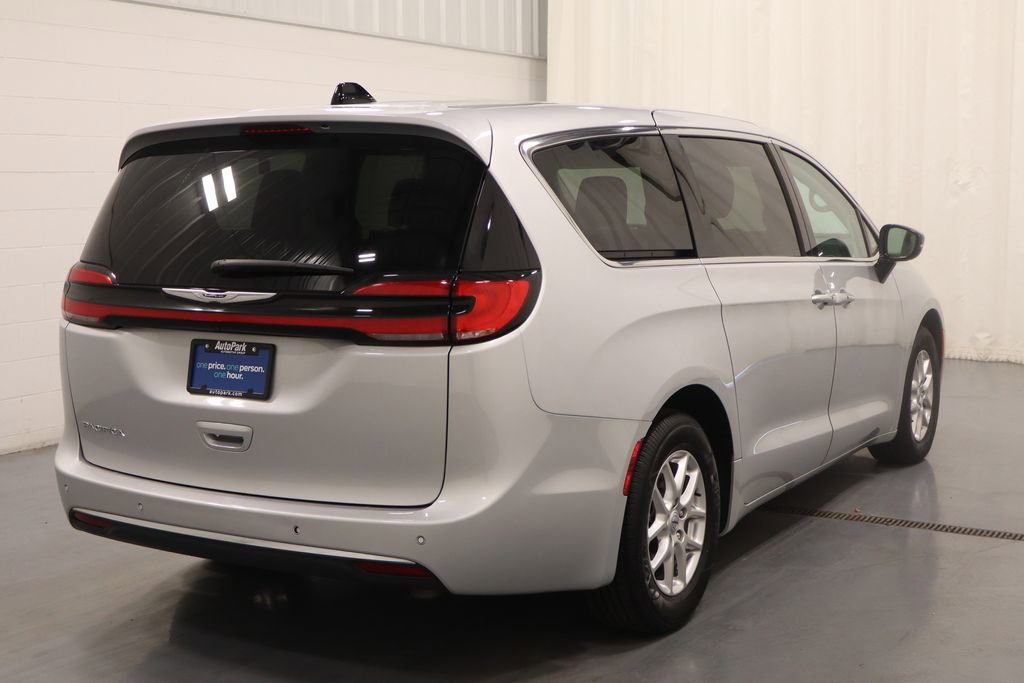 Used 2024 Chrysler Pacifica Touring-L image 9