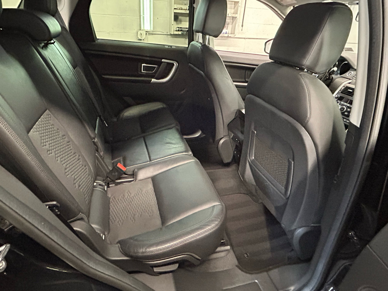 Used 2018 Land Rover Discovery Sport SE image 21