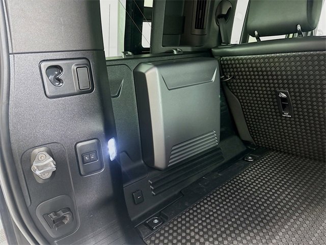 Used 2024 Land Rover Defender 110 S image 28