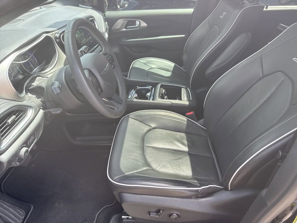 Used 2024 Chrysler Pacifica Limited w/ Uconnect Theater Family Group image 8
