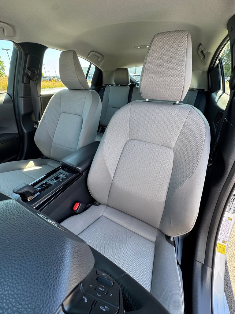 Used 2025 Toyota Prius LE AWD/4WD image 31