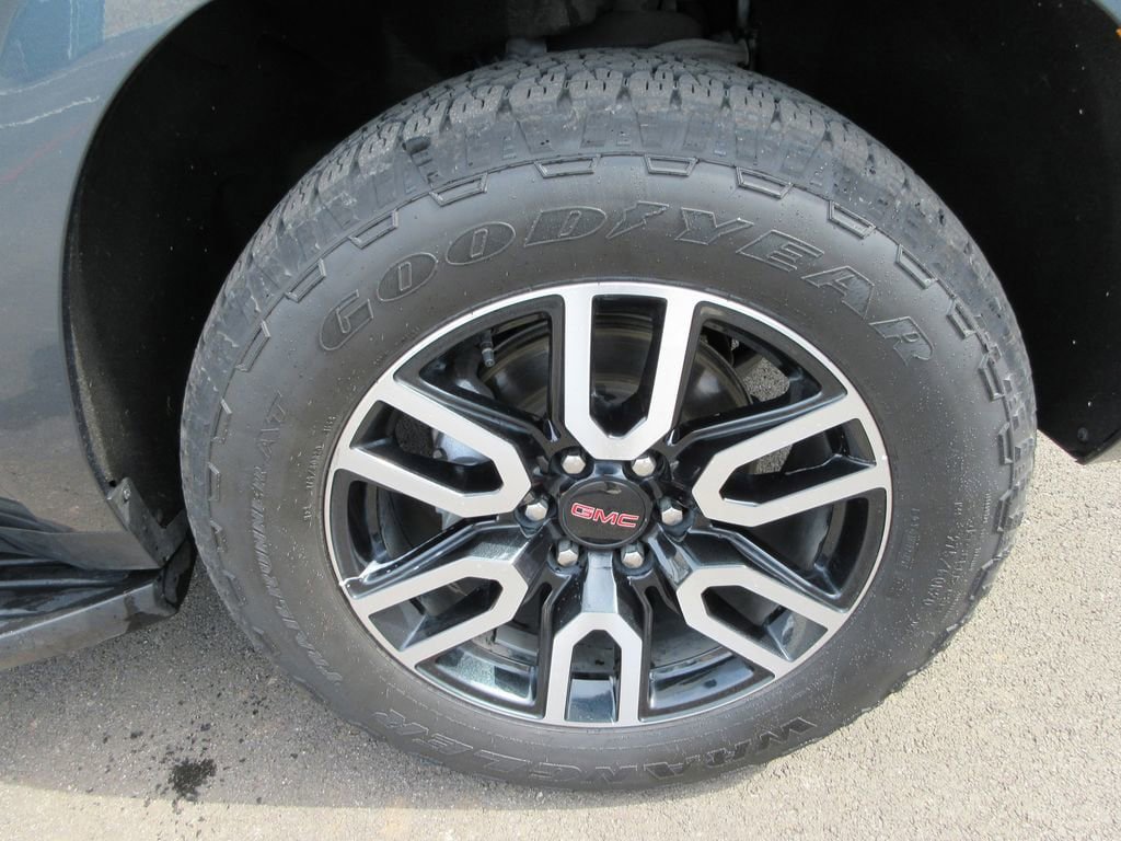 Used 2021 GMC Yukon XL AT4 w/ Technology Package AWD/4WD image 9