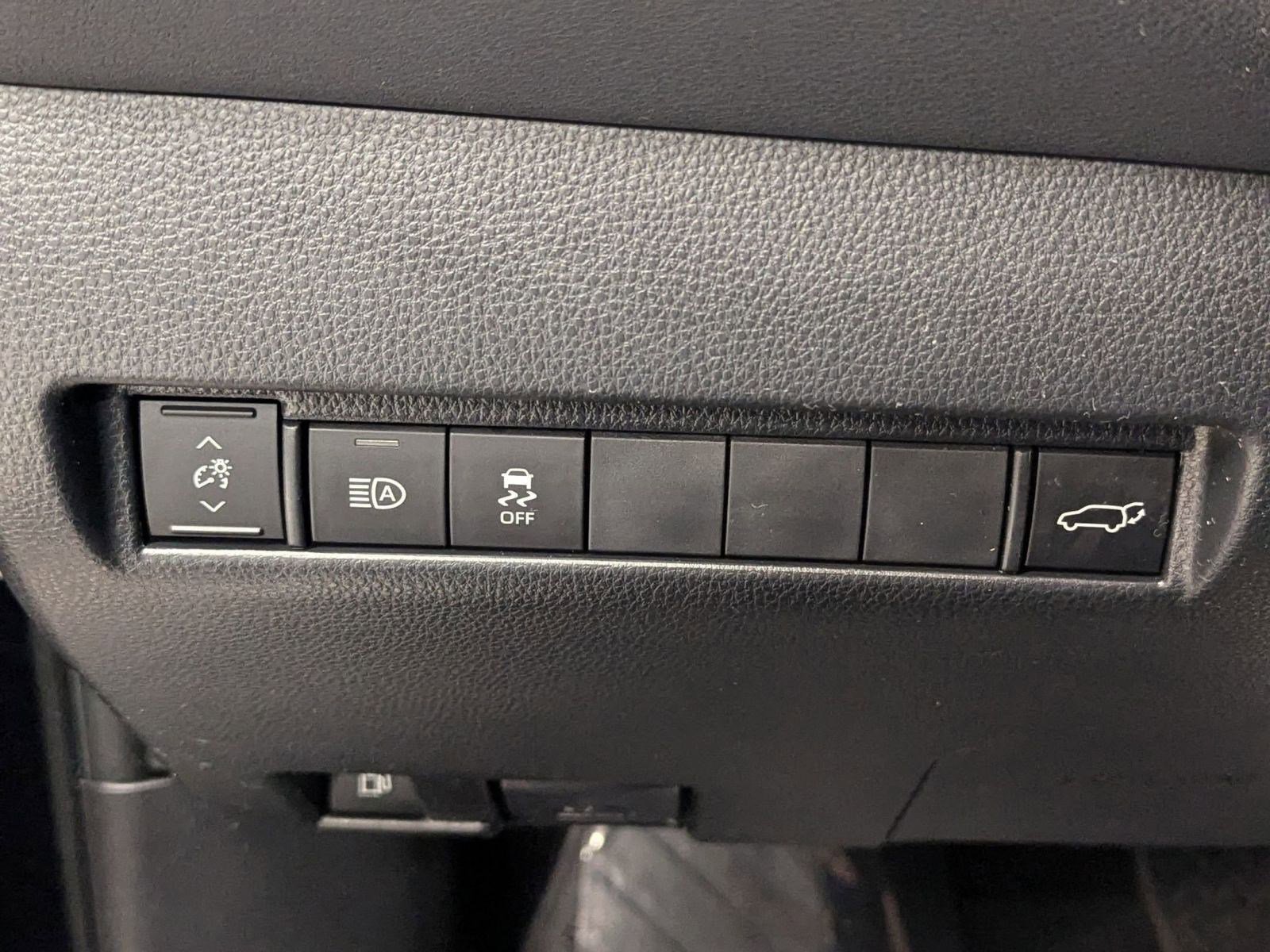 Used 2024 Toyota Venza XLE image 15