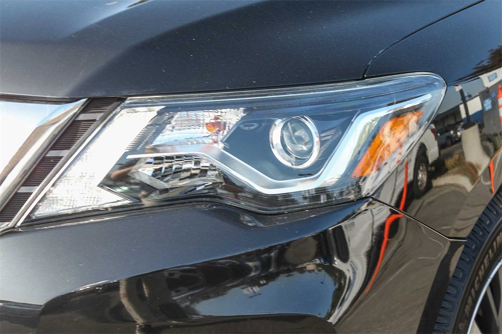 Used 2020 Nissan Pathfinder SV image 4