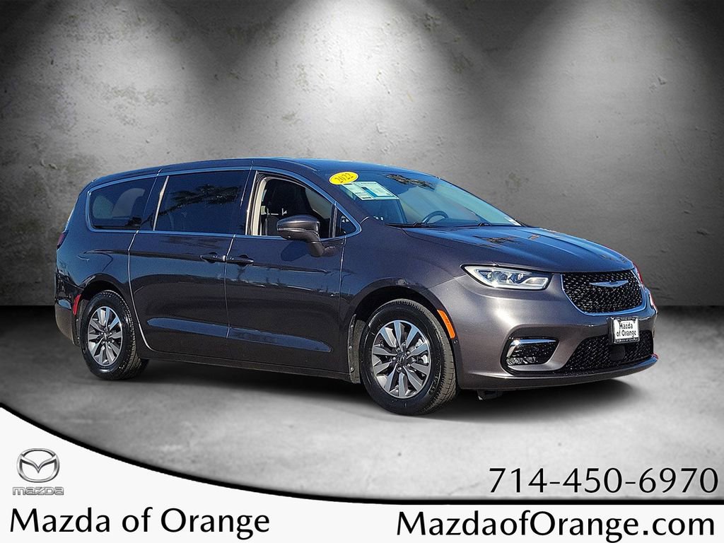 Used 2022 Chrysler Pacifica Touring-L w/ Uconnect Theater Family Group