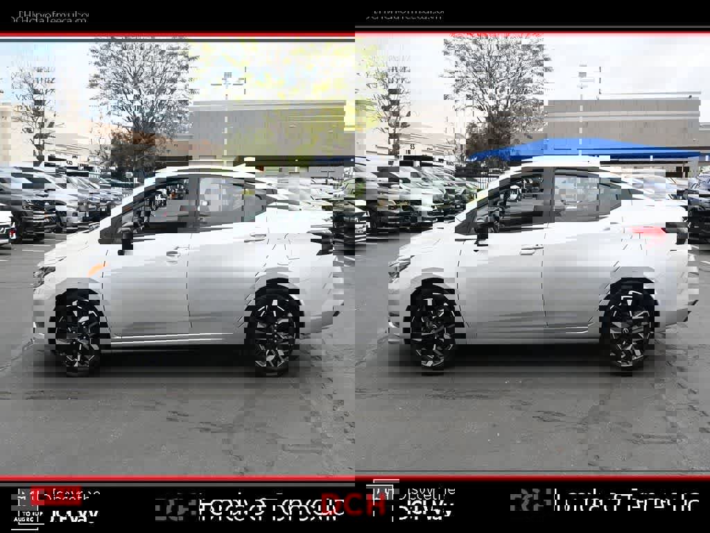 Used 2024 Nissan Versa SR image 4