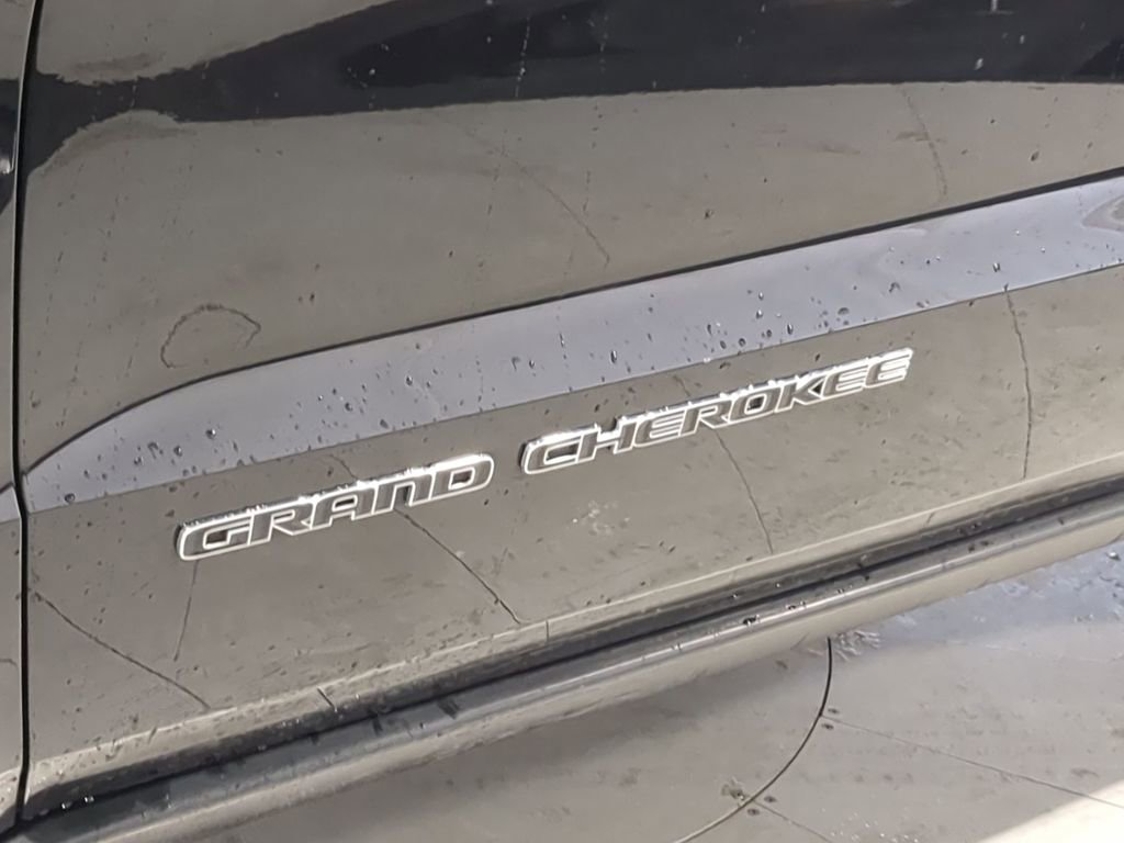 Used 2018 Jeep Grand Cherokee Laredo image 16