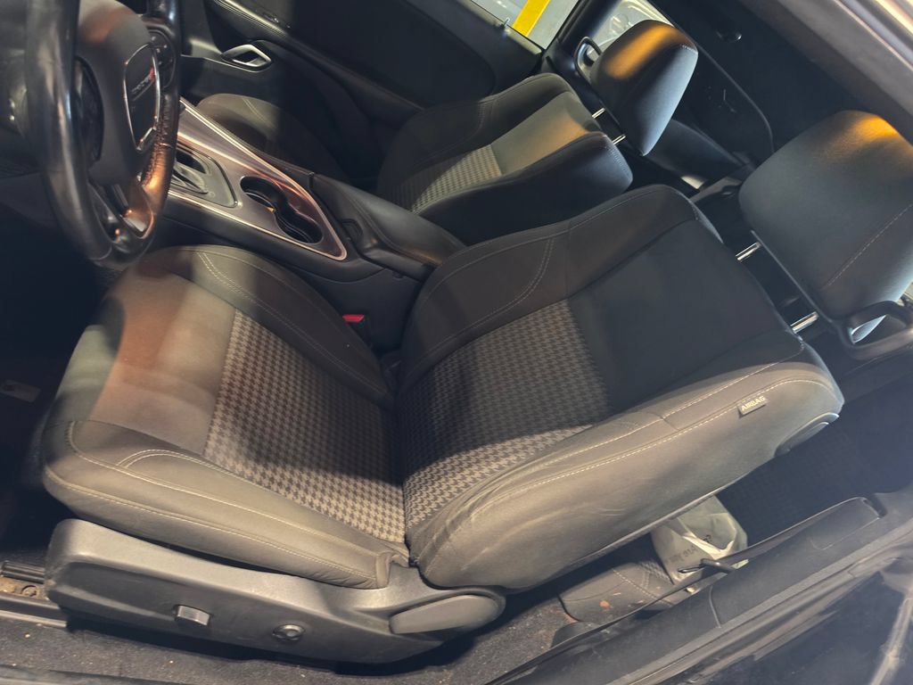 Used 2019 Dodge Challenger SXT w/ Driver Convenience Group RWD image 6