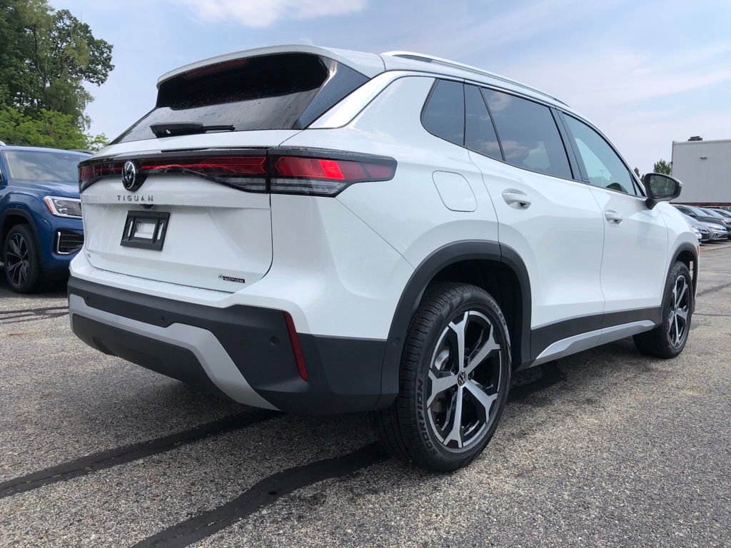 Used 2025 Volkswagen Tiguan SE w/ Panoramic Sunroof Package image 6