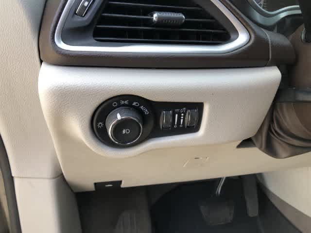 Used 2017 Chrysler Pacifica Touring-L FWD image 32