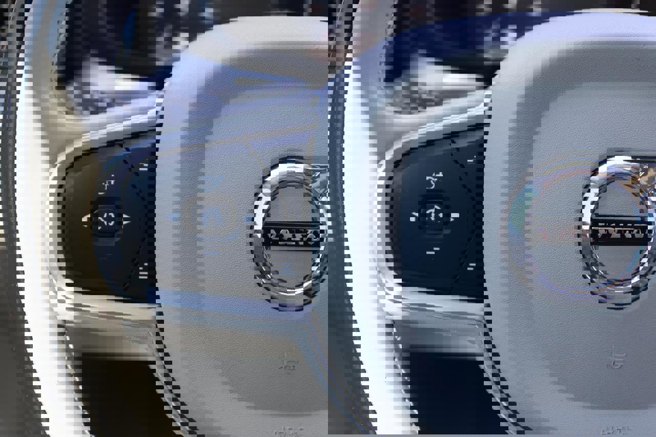 Used 2018 Volvo XC60 T6 Momentum w/ Convenience Package image 24